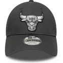 gorra-trucker-gris-ajustable-con-logo-gris-9forty-de-chicago-bulls-nba-de-new-era