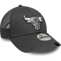 gorra-trucker-gris-ajustable-con-logo-gris-9forty-de-chicago-bulls-nba-de-new-era