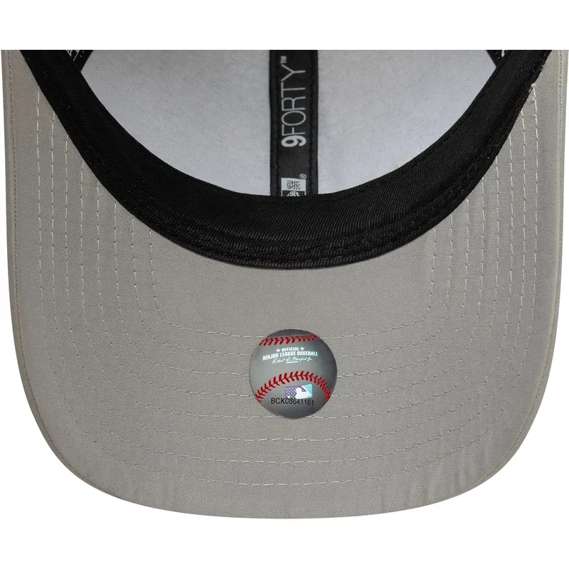 graue-verstellbare-9forty-flawless-trucker-cap-der-new-york-yankees-mlb-von-new-era