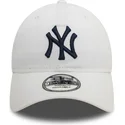 vit-justerbar-kurvad-keps-med-bla-logotyp-9twenty-core-classic-fran-new-york-yankees-mlb-av-new-era
