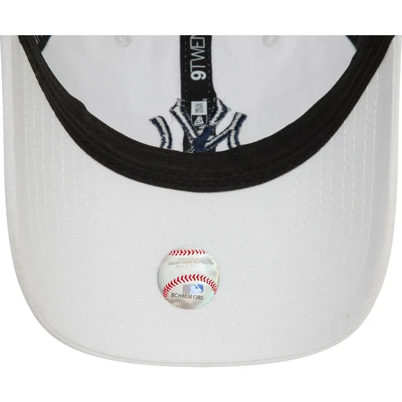 weisse-verstellbare-kappe-mit-gebogenem-schirm-und-blauem-logo-9twenty-core-classic-der-new-york-yankees-mlb-von-new-era