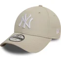 beige-verstellbare-curved-cap-mit-weissem-logo-9forty-league-essential-der-new-york-yankees-mlb-von-new-era