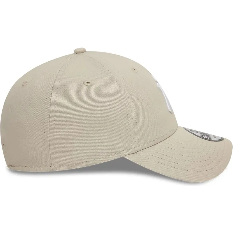 cappellino-curvo-beige-regolabile-con-logo-bianco-9forty-league-essential-di-new-york-yankees-mlb-di-new-era