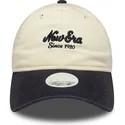 casquette-courbee-beige-et-bleue-marine-ajustable-pour-femme-9twenty-new-era