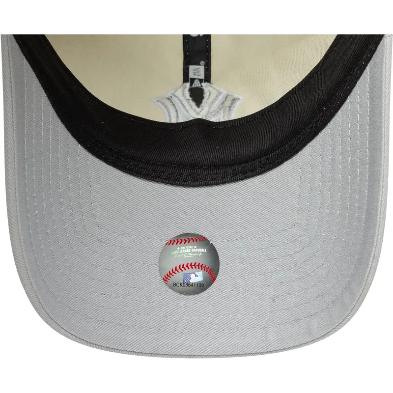 cappellino-curvo-beige-e-grigio-regolabile-da-donna-9twenty-world-series-cooperstown-dei-new-york-yankees-mlb-di-new-era