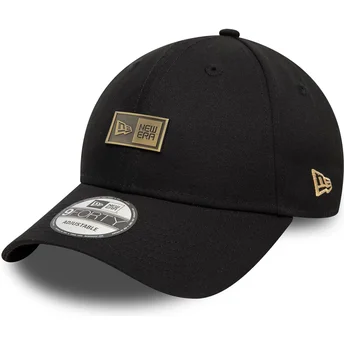 Justerbar svart böjd keps 9FORTY Badge från New Era