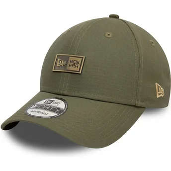 Justerbar grön böjd keps 9FORTY Badge från New Era