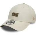 beige-justerbar-9forty-badge-keps-fran-new-era