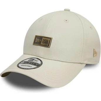Beige justerbar böjd keps 9FORTY Badge från New Era
