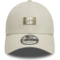 beige-justerbar-9forty-badge-keps-fran-new-era