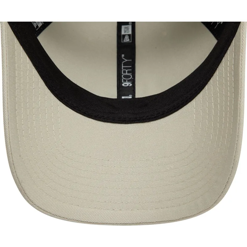 beige-verstellbare-curved-cap-9forty-badge-von-new-era