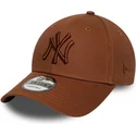 brun-justerbar-bojd-keps-med-brunt-logo-9forty-league-essential-new-york-yankees-mlb-fran-new-era