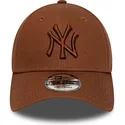 brun-justerbar-bojd-keps-med-brunt-logo-9forty-league-essential-new-york-yankees-mlb-fran-new-era