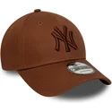 brun-justerbar-bojd-keps-med-brunt-logo-9forty-league-essential-new-york-yankees-mlb-fran-new-era