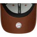 brun-justerbar-bojd-keps-med-brunt-logo-9forty-league-essential-new-york-yankees-mlb-fran-new-era