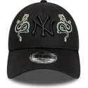 svart-justerbar-bojd-keps-med-svart-logo-9forty-icon-dragon-av-new-york-yankees-mlb-fran-new-era