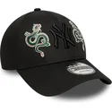 svart-justerbar-bojd-keps-med-svart-logo-9forty-icon-dragon-av-new-york-yankees-mlb-fran-new-era