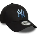 svart-justerbar-bojd-keps-med-bla-logotyp-9forty-ombre-infill-av-new-york-yankees-mlb-fran-new-era