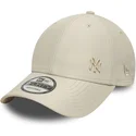 beige-justerbar-bojd-keps-med-beige-logotyp-9forty-tonal-flawless-av-new-york-yankees-mlb-fran-new-era