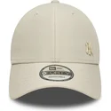 beige-justerbar-bojd-keps-med-beige-logotyp-9forty-tonal-flawless-av-new-york-yankees-mlb-fran-new-era