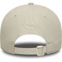 beige-justerbar-bojd-keps-med-beige-logotyp-9forty-tonal-flawless-av-new-york-yankees-mlb-fran-new-era