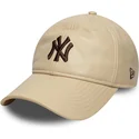 cappellino-beige-con-visiera-curva-regolabile-e-logo-marrone-9twenty-leather-dei-new-york-yankees-mlb-di-new-era