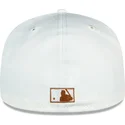 epci-plata-maro-fitted-59fifty-chrome-toast-side-patch-de-new-york-yankees-mlb-de-new-era