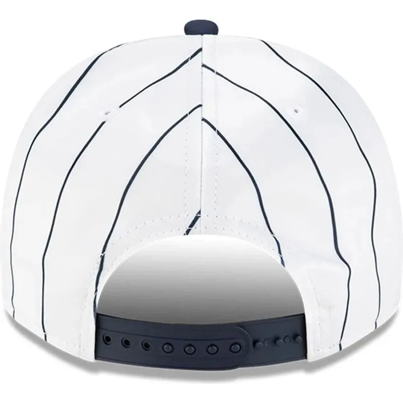 9fifty-a-frame-satin-pinstripe-snapback-kappe-in-weiss-und-marineblau-mit-gebogenem-schirm-von-boston-red-sox-mlb-von-new-era