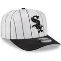 casquette-courbee-blanche-et-noire-snapback-9fifty-a-frame-satin-pinstripe-chicago-white-sox-mlb-new-era