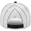 casquette-courbee-blanche-et-noire-snapback-9fifty-a-frame-satin-pinstripe-chicago-white-sox-mlb-new-era