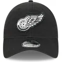 svart-justerbar-bojd-keps-9twenty-stamp-av-detroit-red-wings-nhl-fran-new-era