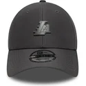 cappellino-grigio-regolabile-9forty-con-visiera-curva-e-spilla-dei-los-angeles-lakers-nba-di-new-era