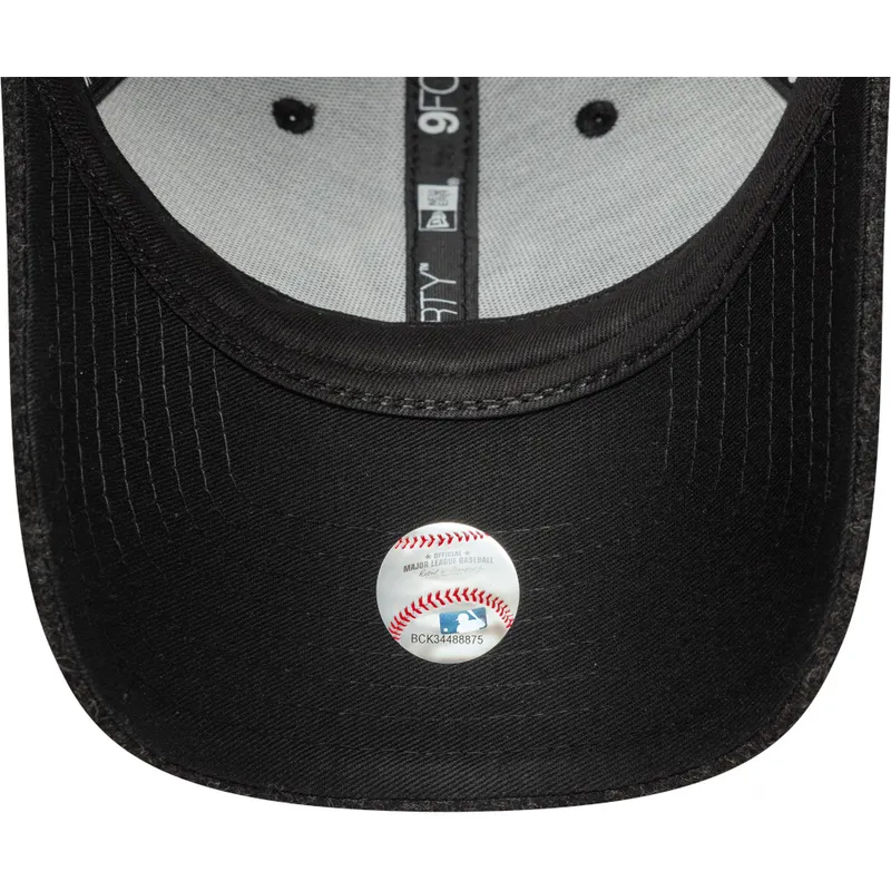 cappellino-curvo-nero-snapback-9forty-melton-wool-dei-new-york-yankees-mlb-di-new-era