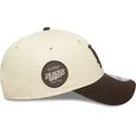 casquette-courbee-beige-et-marron-ajustable-9forty-side-patch-los-angeles-dodgers-mlb-new-era