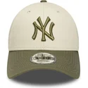 cappellino-curvo-beige-e-verde-regolabile-9forty-side-patch-dei-new-york-yankees-mlb-di-new-era