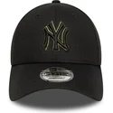 svart-justerbar-kurvad-keps-med-gront-9forty-outline-logotyp-fran-new-york-yankees-mlb-av-new-era