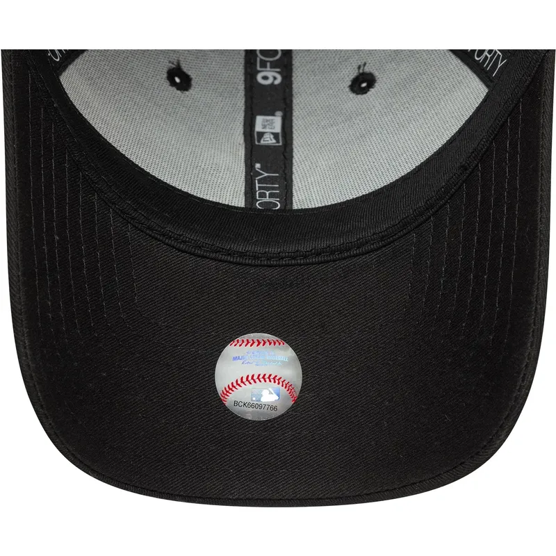 verstellbare-schwarze-curve-cap-mit-grunem-new-york-yankees-mlb-logo-9forty-outline-von-new-era