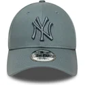 gra-bojd-justerbar-keps-med-gra-logotyp-9forty-league-essential-fran-new-york-yankees-mlb-av-new-era