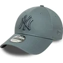 casquette-courbee-grise-ajustable-avec-logo-grise-9forty-league-essential-new-york-yankees-mlb-new-era