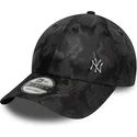 verstellbare-9forty-kappe-mit-gebogenem-schirm-in-schwarzem-tarnmuster-und-new-york-yankees-mlb-flawless-pin-von-new-era