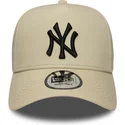 bezowa-czapka-z-zakrzywionym-daszkiem-snapback-9forty-e-frame-side-patch-new-york-yankees-mlb-od-new-era