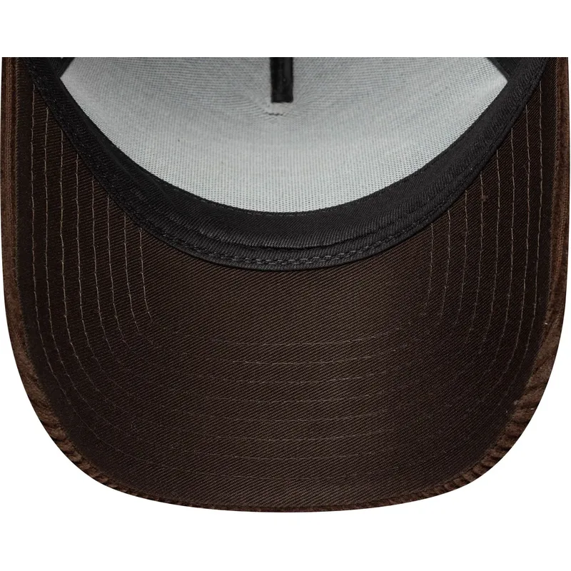 braune-snapback-kappe-mit-gebogenem-schirm-9forty-e-frame-patch-cord-von-new-era