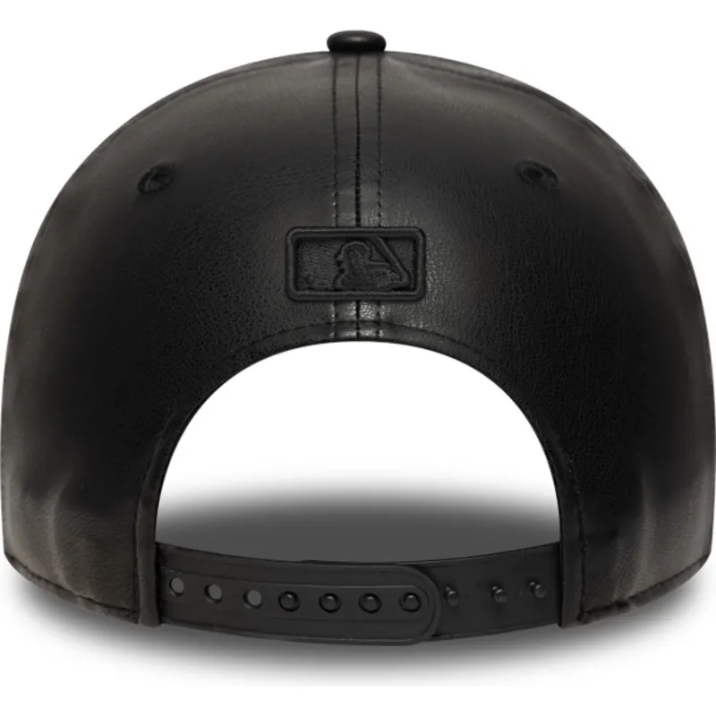 new-era-new-york-yankees-mlb-9forty-m-crown-pu-snapback-cap-mit-gebogenem-schirm-und-schwarzem-logo-in-schwarz