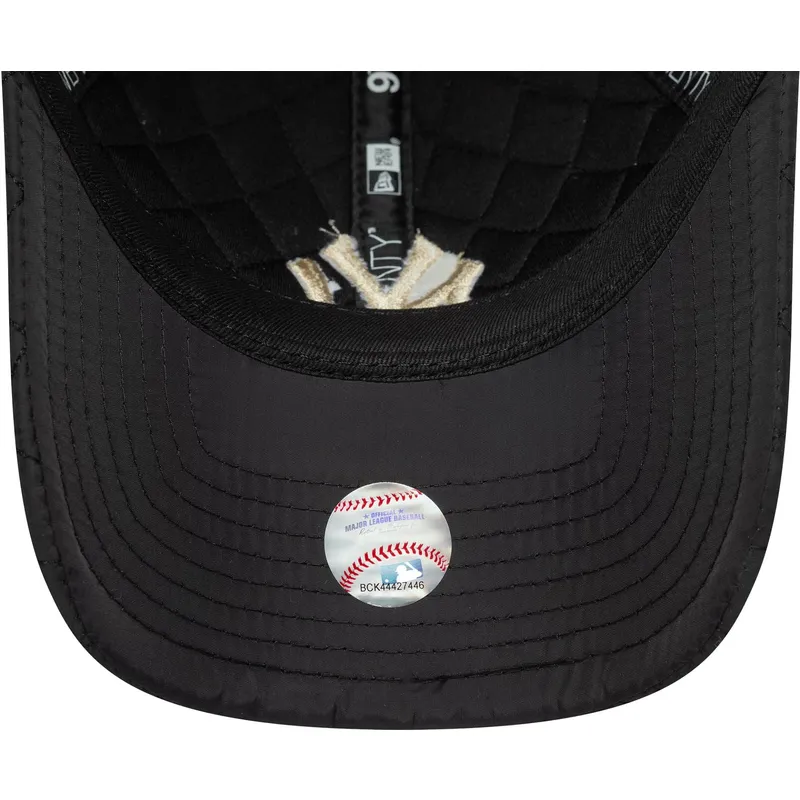 cappello-nero-regolabile-con-visiera-curva-e-logo-beige-9twenty-quilted-dei-new-york-yankees-mlb-di-new-era