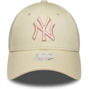 bezowa-regulowana-czapka-z-zakrzywionym-daszkiem-dla-kobiet-z-rozowym-logo-9forty-league-essential-new-york-yankees-mlb-new-era