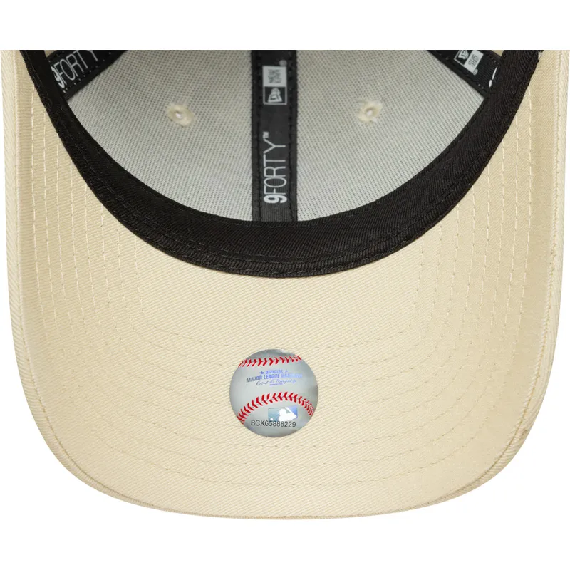 cap-curbata-beige-adjustable-strap-rosa-9forty-league-essential-de-new-york-yankees-mlb-de-new-era