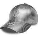 damska-srebrna-regulowana-czapka-z-zakrzywionym-daszkiem-9forty-metallic-new-york-yankees-mlb-new-era