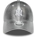 damska-srebrna-regulowana-czapka-z-zakrzywionym-daszkiem-9forty-metallic-new-york-yankees-mlb-new-era