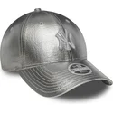 damska-srebrna-regulowana-czapka-z-zakrzywionym-daszkiem-9forty-metallic-new-york-yankees-mlb-new-era