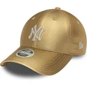 damska-zlota-regulowana-czapka-z-zakrzywionym-daszkiem-9forty-metallic-new-york-yankees-mlb-od-new-era